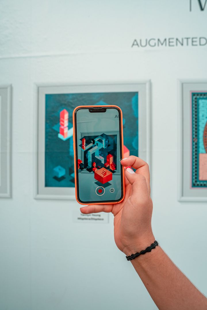 AR Exhibition at the MUSE Bar in Vienna © Artivive